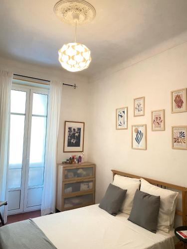 une chambre avec un lit et un lustre dans l'établissement Cosy Blue Nice, à Nice