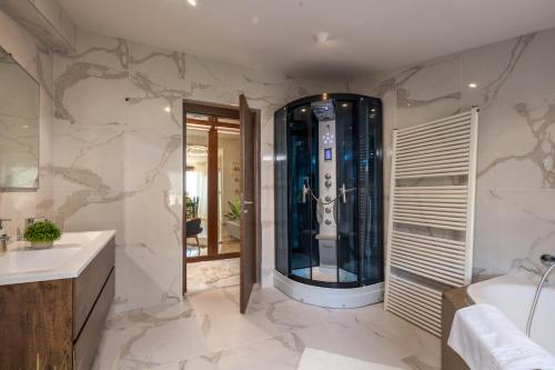 ein Badezimmer mit einer großen Dusche und einem Waschbecken in der Unterkunft Villa Adriatic, Apartment Enio with swimming pool, panoramic sew view, free parking in Ičići