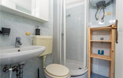 a bathroom with a toilet and a sink and a shower at Amazing Apartment In Pinezici With 2 Bedrooms And Wifi in Pinezici