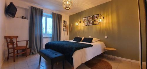 Una cama o camas en una habitación de Lamothe