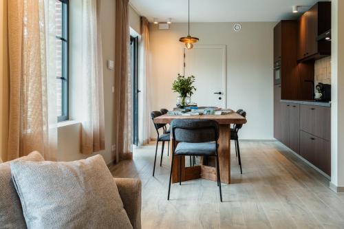 a kitchen and dining room with a table and chairs at Vakantiehoeve 'De Zandrug' in Stekene