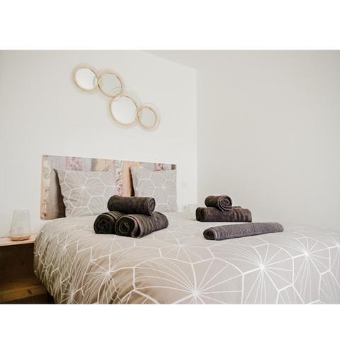 - une chambre avec un lit et 2 oreillers dans l'établissement #L'Estere WiFi-Netflix-Clim, à Eauze