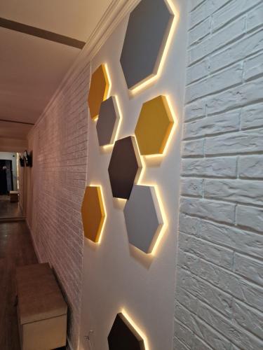 una pared con hexagones amarillos y grises en ella en Apartament modern en Bălţi