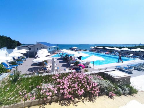 una vista aérea de una piscina con flores y sombrillas en Moonlight Hotel - All Inclusive, en Sveti Vlas