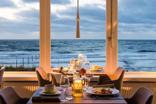 a table with a view of the ocean at Strandhotel Gerken in Wangerooge