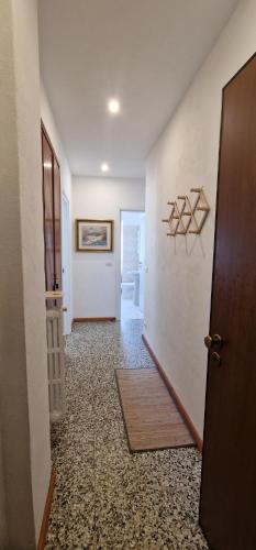 un corridoio con porta e una stanza con corridoio di Hostsrevolution Pragelato a Pragelato