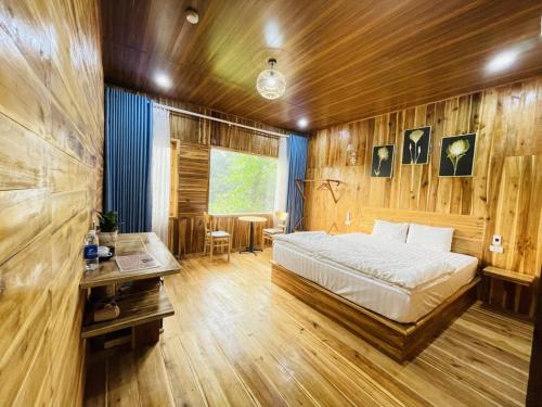 een slaapkamer met een bed en een bureau. bij Tuyet's hostel in Ninh Binh