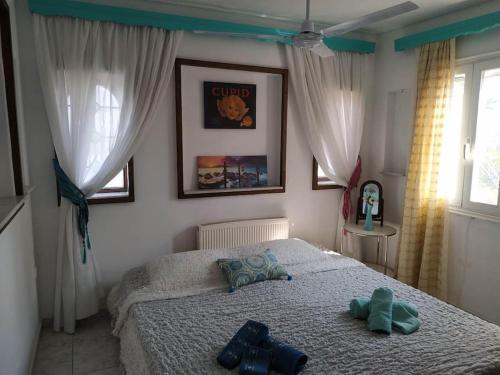 um quarto com uma cama com dois ursinhos de peluche em SandyKosta em Kiáton