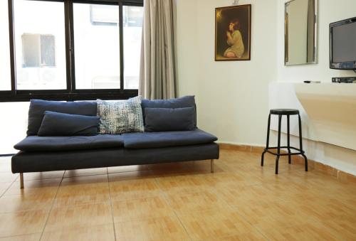 - un canapé bleu dans le salon dans l'établissement Red Carpet 2, à Amman