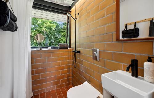 Et badeværelse på Awesome Home In Odder With Kitchen