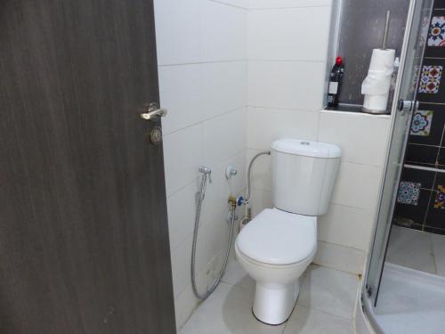 a bathroom with a toilet and a shower at EXCELLENT rapport Qualité Prix pour cet Appartement 3 étoiles 2P Tout Confort Clim Reversible Résidence Golf Mesnana Tanger in Tangier