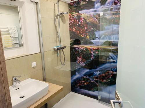 y baño con lavabo y ducha. en Apartmenthaus Florian, en Lam