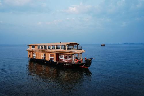 ein Hausboot mitten im Wasser in der Unterkunft Venice Premium Houseboats Alleppey in Alappuzha