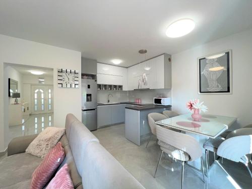 salon z kanapą i stołem w obiekcie Apartment Makarska w Makarskiej