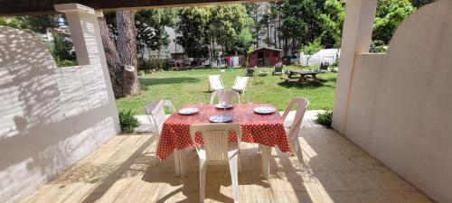 una mesa y sillas con un mantel rojo y blanco en Villa Maghjo Calvi Corsica, en Calvi