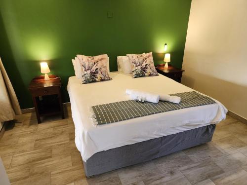 Ένα ή περισσότερα κρεβάτια σε δωμάτιο στο Livingstone Lodge