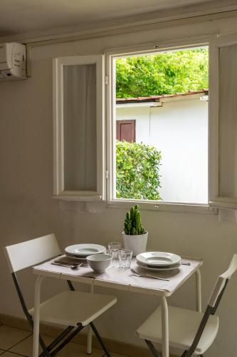 a white table and chairs in a kitchen with a window at La Conchiglia in Chioggia