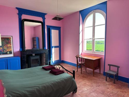 une chambre avec un lit, un bureau et une fenêtre dans l'établissement Ancien relais de chasse à 35 min du Circuit 24h du Mans, au Lude