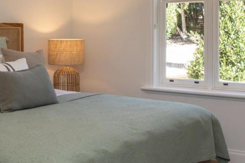 Een bed of bedden in een kamer bij Botanique House secret gardens on 35 acres