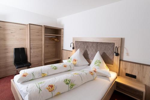 1 dormitorio con 2 camas y almohadas blancas en Appartement Rangger, en Sölden