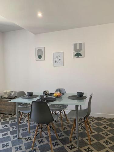 une salle à manger avec deux tables et des chaises dans l'établissement Appartement cœur de village Numéro2, à Peyriac-de-Mer