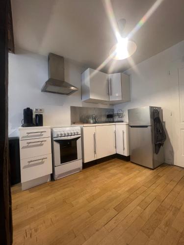 une cuisine avec des appareils blancs et un parquet dans l'établissement Your cosy Sacré-Coeur Apartment !, à Paris