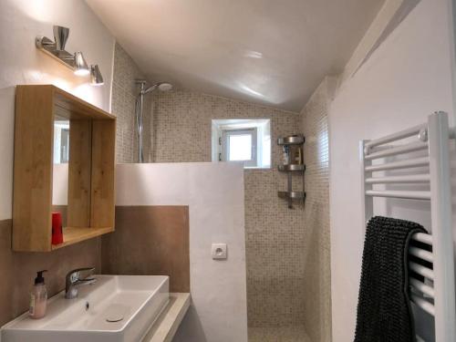 een badkamer met een wastafel en een douche bij Village house of Jean in Gordes