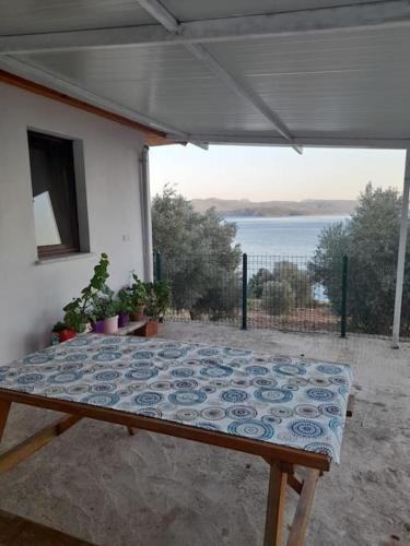 a bed in a room with a view of the water at Akyaka Turnalı Kiralık Müstakil in Muğla