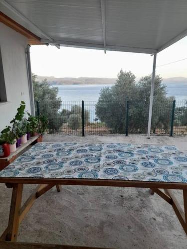 a table in a patio with a view of the water at Akyaka Turnalı Kiralık Müstakil in Muğla
