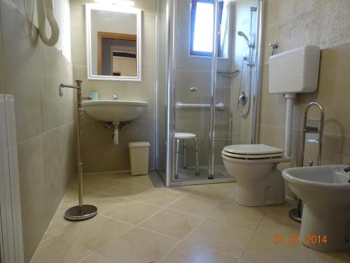 La SdrisciaにあるAgriturismo Oasisのバスルーム(シャワー、トイレ、シンク付)