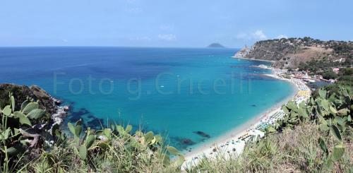 a view of a beach with the ocean at Appartamento Terry - Casa vacanze in Capo Vaticano