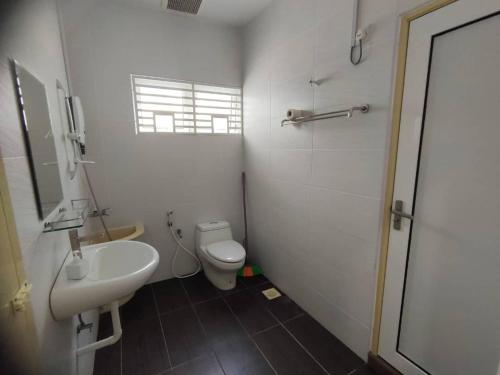 ein weißes Bad mit einem WC und einem Waschbecken in der Unterkunft 20Pax 3-Storey SemiD 5Room&5Bathroom Sweet Dream Home Sitiawan in Sitiawan
