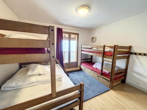 a room with two bunk beds and a window at GUZET-Pyrénées-Pied des pistes in Ustou