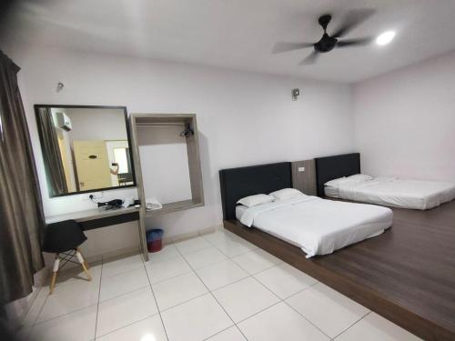a bedroom with two beds and a ceiling fan at 20Pax 3-Storey SemiD 5Room&5Bathroom Sweet Dream Home Sitiawan in Sitiawan
