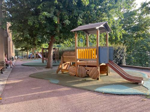 Herní místnost nebo prostor pro děti v ubytování T3 NEUF centre village COLLOBRIERES