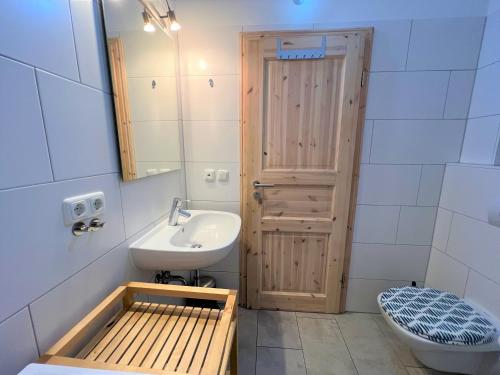 La salle de bains est pourvue d'un lavabo, de toilettes et d'un miroir. dans l'établissement Strandpark Sierksdorf H049, à Sierksdorf