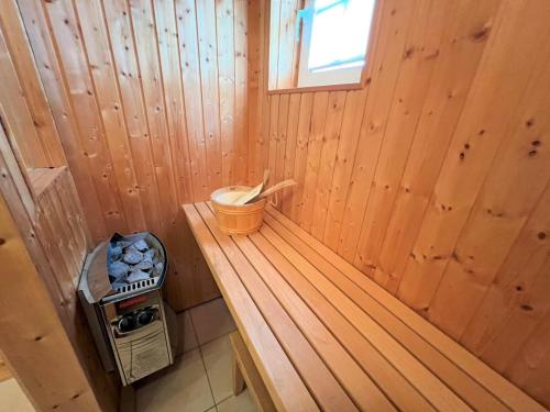 une chambre en bois avec un banc dans une cabine dans l'établissement Strandpark Sierksdorf H058, à Sierksdorf