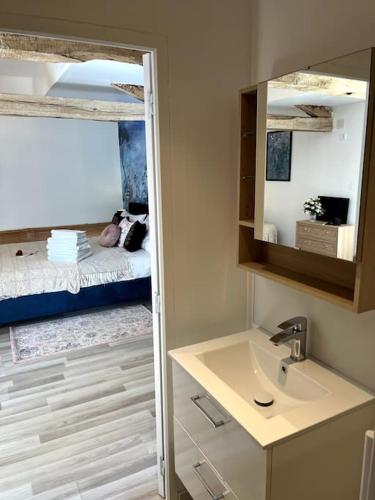 La salle de bains est pourvue d'un lavabo et de lits superposés. dans l'établissement 3-4 Cottages Entire Site Private Pool for Relaxing Holidays & Special Occasions near Aubeterre, à Saint-Romain