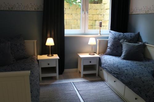 Postel nebo postele na pokoji v ubytování Moderne Wohnung im skandinavischen Stil am Waldrand