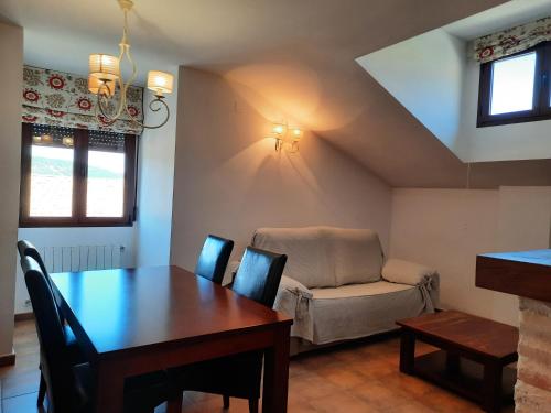 a dining room with a table and a chair at Casa rural Marcelina in Beteta