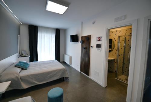 ein Schlafzimmer mit einem Bett und einer Tür zu einem Schrank in der Unterkunft B & B Dal Barone in Sulmona