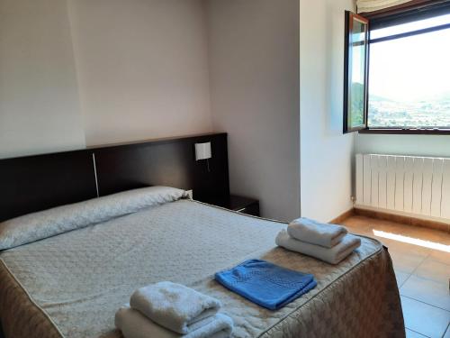 a bedroom with a bed with towels on it at Casa rural Marcelina in Beteta