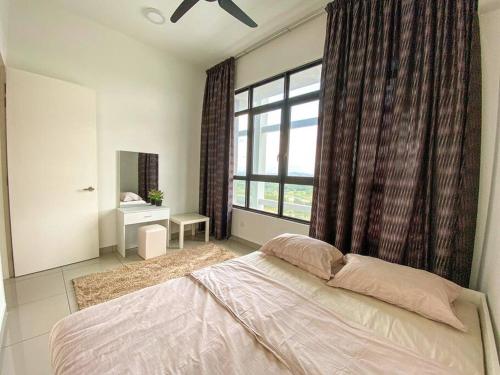 sypialnia z łóżkiem i dużym oknem w obiekcie The Icon 1 Condo IOI City Mall Putrajaya, Golf View w mieście Putrajaya