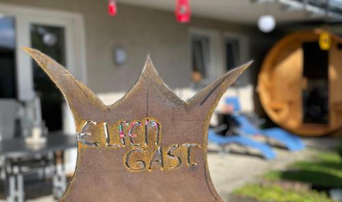 Eine Metallkrone mit dem Wort Guss drauf in der Unterkunft Ferienwohnung Elfengast, Harzurlaub in bester Lage in Bad Harzburg
