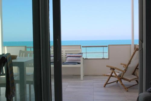 a room with a balcony with a view of the ocean at Dimore di Mare in Termoli
