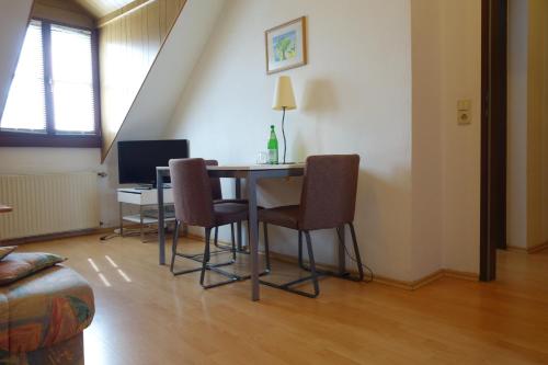 a dining room with a table and chairs in a room at Pension am Helenenwall in Cologne