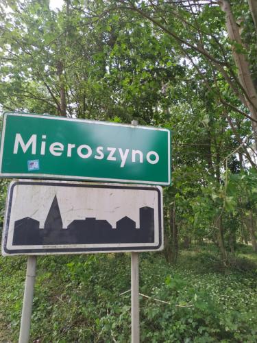 a green street sign that reads mertonasyasyono at Pokoje u Wiki - Mieroszyno in Jastrzębia Góra