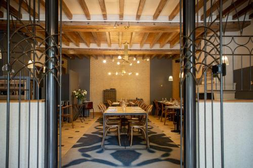 une salle à manger avec une table et des chaises dans l'établissement Relais de la Loire, à Montlivault