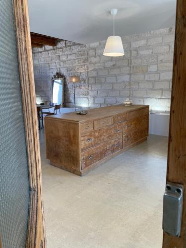 - un salon avec une commode en bois dans l'établissement Maison de maitre proche plage à Aigues-Mortes, à Aigues-Mortes