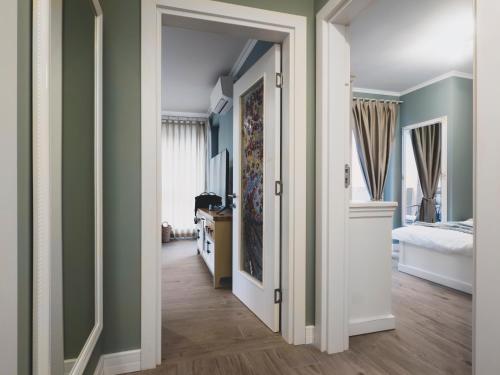 um quarto com paredes verdes e um corredor com uma cama em Stylish 1BD - Free Private Garage em Plovdiv
